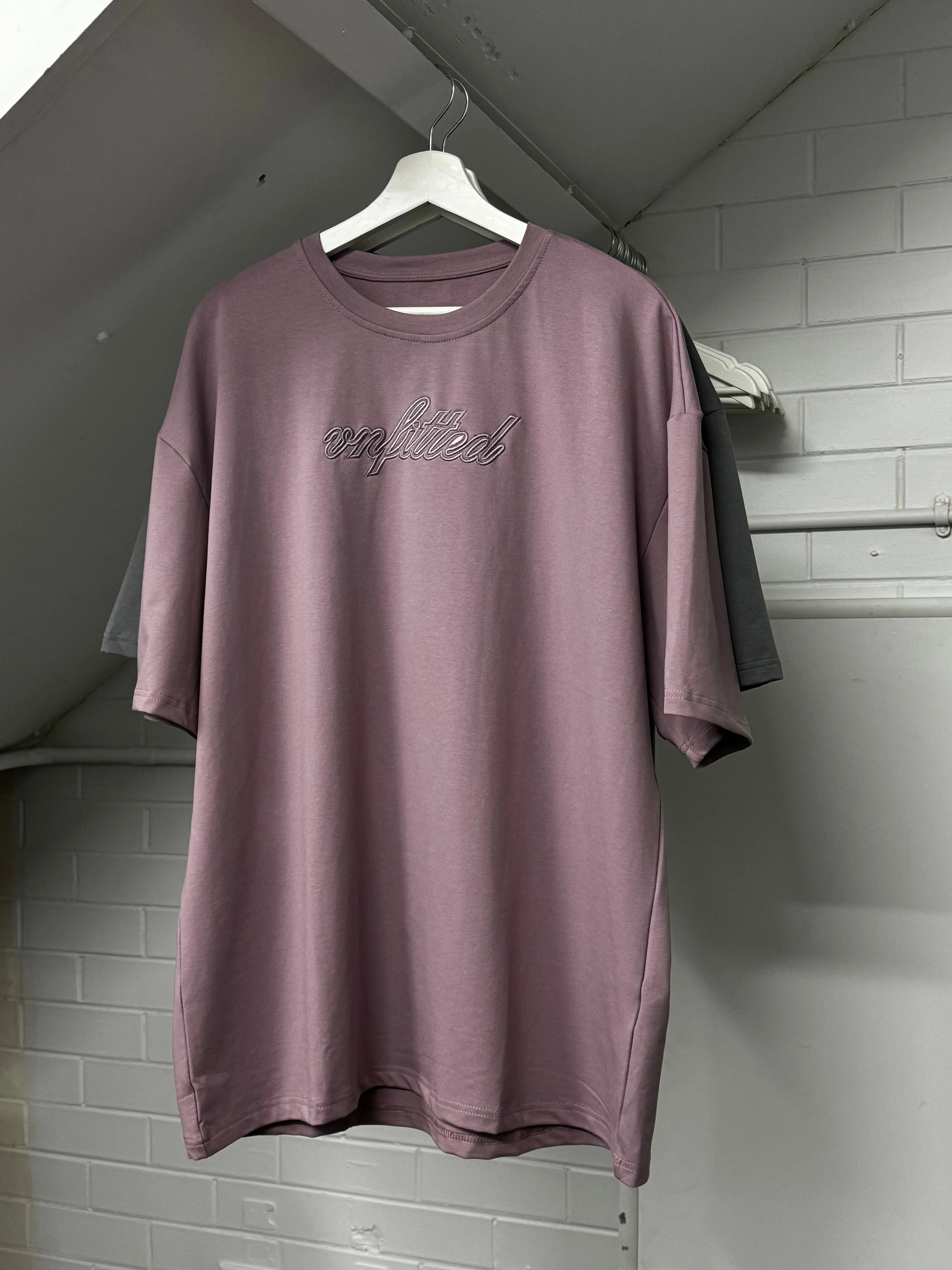 RUNNING EMB OVERSIZED TEE